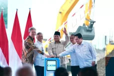 Presiden Prabowo Resmikan...
