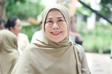 Dewi Yull Alami Kebutaan...