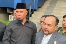 Ahmad Dhani Laporkan...