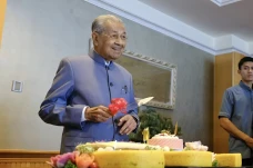 Rayakan Ulang Tahun...