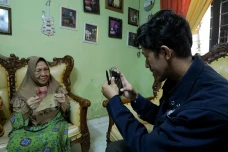 Ambil Uang Pensiun Kian...