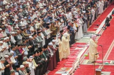 Ketika Salat Berjamaah,...