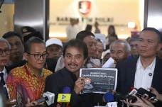 Farhat Abbas Anggap...