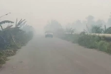 Dikepung Kabut Asap...