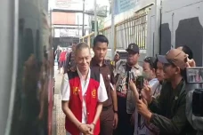 Dibawakan Buah dan Roti,...