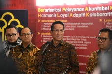 Menkum: Menjadi Tentara...