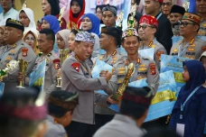 Borong Penghargaan di...