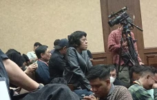 Kompak Berpakaian Hitam,...