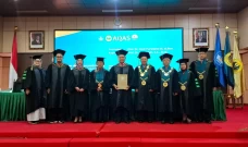 Pertahankan Disertasi,...