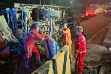 Ngeri! Truk Terguling...