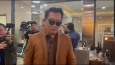 Berkacamata Hitam, Ridwan...