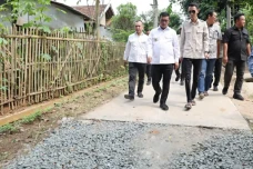 Jadi Solusi Jalan Rusak...