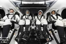 Empat Astronott Kembali...