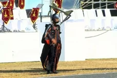 Keren! Penerjun Wingsuit...