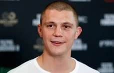 Petinju Nikita Tszyu...