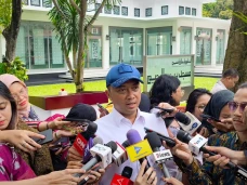 Prabowo Berenang Jelang...