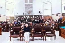 Pakai Kemeja Hitam,...