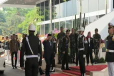 Tak Kenakan Baju Adat,...