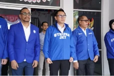 Pimpin Upacara HUT ke-80...