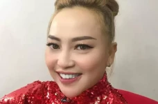 Cerita Iis Dahlia Bantu...