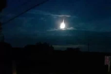 Objek Misterius Menerangi...