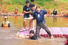 Anies Nyemplung saat...