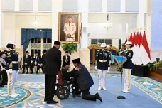 Prabowo Berlutut ke...