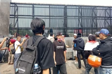 Antisipasi Demo, Gerbang...