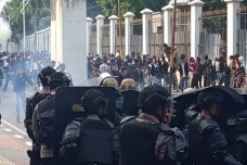 Polisi dan TNI Tembakan...