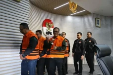 Arief Poyuono Beber...