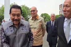 Prabowo Kumpulkan Eks...