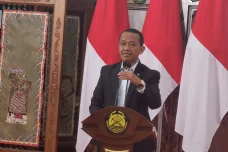 BBM Langka di SPBU Swasta,...
