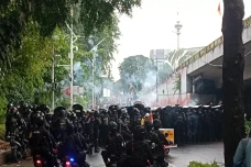 Massa Serang Polisi...