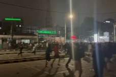 Tembakkan Gas Air Mata,...