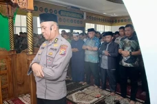 Polda Riau Gelar Salat...
