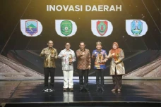 Pejabat Tampil dengan...