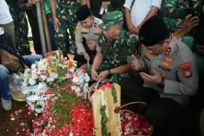Datang ke Pemakaman...