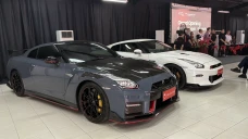 Ironi Otomotif RI: Showroom...