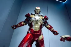 Deretan Patung Iron...