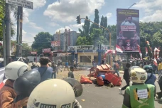 Massa Rusak Polsek Sumber,...