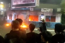 Memanas, Pengunjuk Rasa...