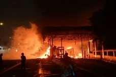 Pengunjuk Rasa Bakar...
