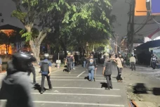 Ada Kericuhan, Jalan...
