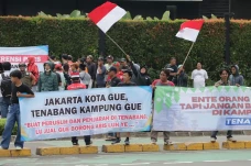 Ratusan Warga Tanah...