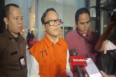 KPK Temukan 4 HP di...