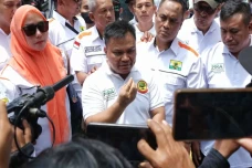 Datangi Kementerian...