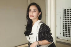Prilly Latuconsina Tumbang,...