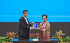 Serahkan Jabatan Menteri...