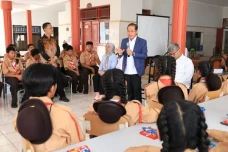 Menteri Hanif Dorong...