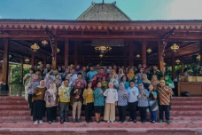 Cegah Obesitas, Warga...
